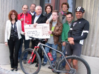 Scheckübergabe der Spendenradtour zugunsten der Lebenshilfe und des Forums für Teilhabe